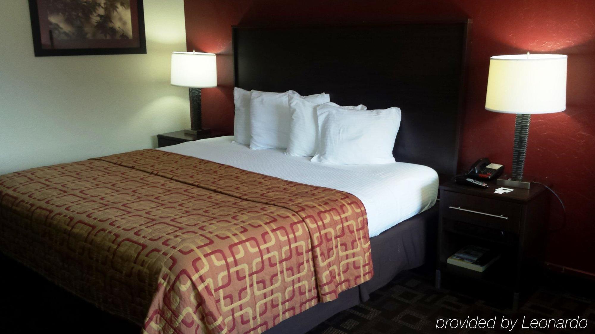 Super 8 By Wyndham Airport Fairgrounds West Motel