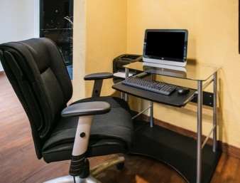 Super 8 By Wyndham Airport Fairgrounds West 2*