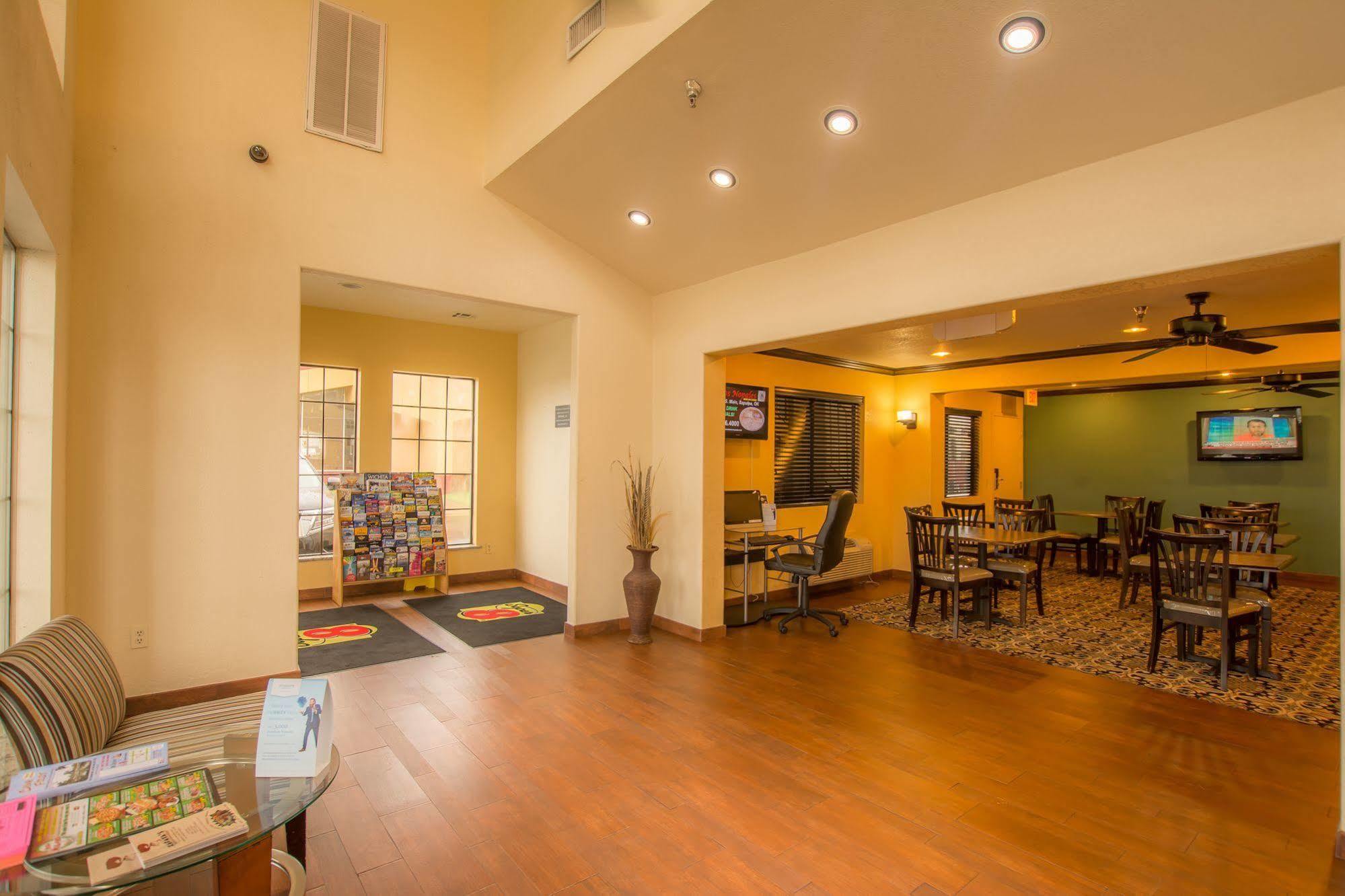 Super 8 By Wyndham Airport Fairgrounds West